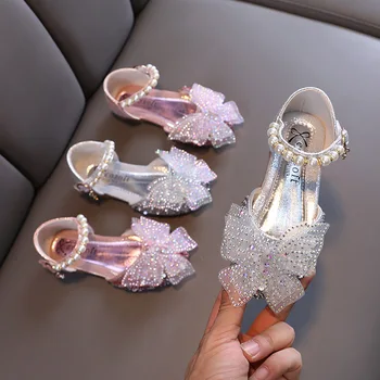 Новые сандалии с блестками для девочек, летние детские повседневные тонкие туфли Принцессы, модные нескользящие свадебные туфли с бабочками